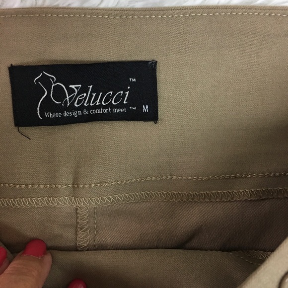 NWOT. Khaki Capris stretchy size M - Picture 5 of 6